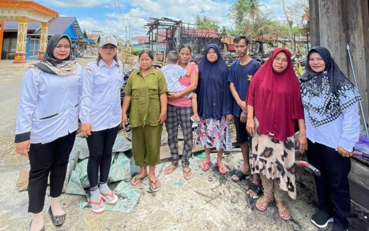 SMKN 3 Buntok Berikan Bantuan Bagi Korban Kebakaran di Desa Penda Asam