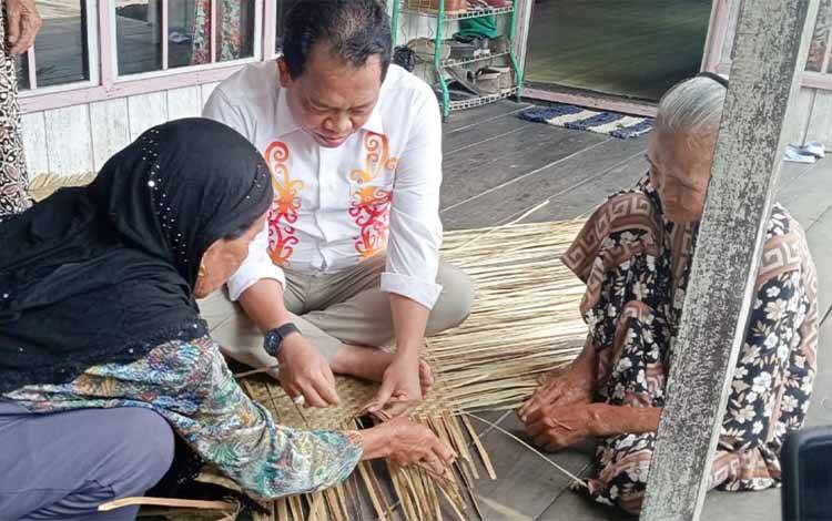 Kampanye Dialogis di Palangkau Lama, Cabup Kapuas Erlin Hardi Dorong Penguatan Anyaman Tikar Purun