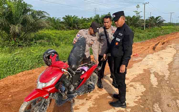Diduga Tabrak Tumpukan Tanah di Badan Jalan, Seorang Pemuda di Kobar Alami Luka-luka
