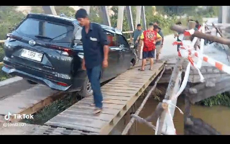 Kondisi Jembatang Sei Kurun Berlubang hingga Bikin Mobil Terperosok, ini Kata Dinas PU
