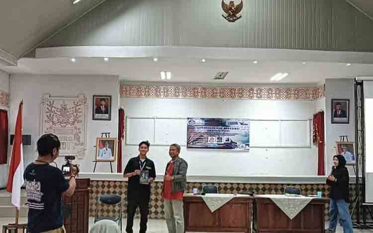Agung Catur Wibowo Dorong Kreativitas Menulis Puisi di Palangka Raya