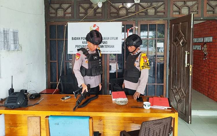 Pilkada 2024, Personel Polres Kapuas Lakukan Pengamanan di Kantor Bawaslu 24 Jam
