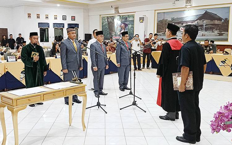 Ketua PN Tamiang Layang Ambil Sumpah Janji Pimpinan DPRD Barito Timur