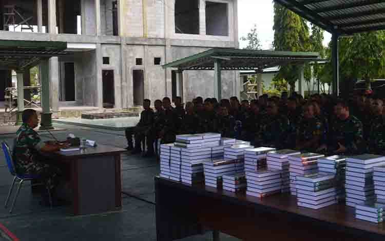 Dandim 1014/Pbn Bagikan Alquran untuk Prajurit dan PNS Muslim