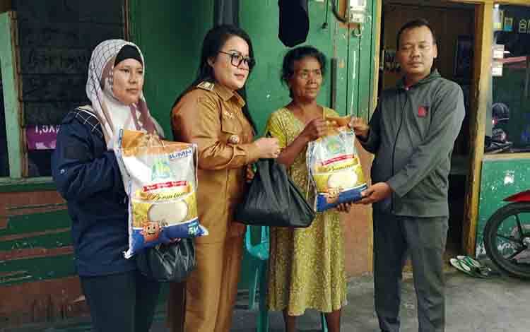 Lurah Langkai Salurkan Bantuan Sembako untuk Lansia
