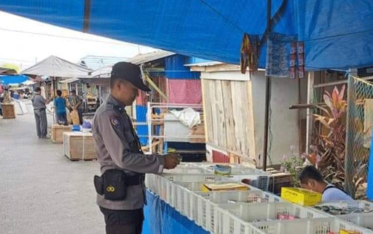 Personel Polsek Pulau Petak Gelar Patroli Dialogis di Pasar Desa Sei Tatas Hilir