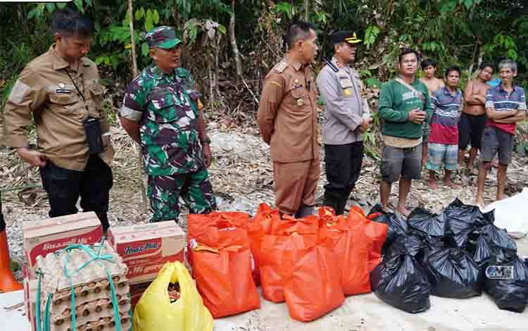 Pj Bupati Murung Raya Salurkan Bantuan kepada Warga Terdampak Banjir