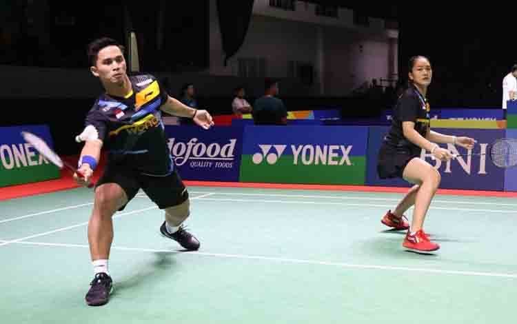 Ganda campuran Indonesia Amri Syahnawi/Nita Violina Marwah saat berlaga di babak 32 besar Indonesia International Challenge 2024 di Surabaya, Jawa Timur, Rabu (23/10/2024). (ANTARA/HO/PP PBSI)