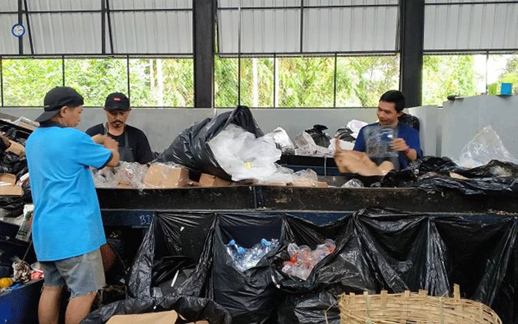 UPTD Sampah Kecamatan Pahandut Berdayakan Masyarakat Melalui Program TPS 3R