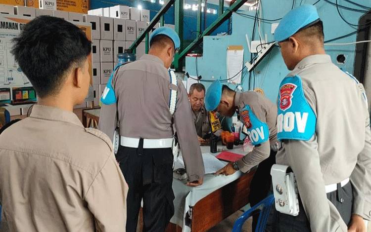 Propam Polres Kapuas Cek Personil PAM di Gudang Logistik KPU