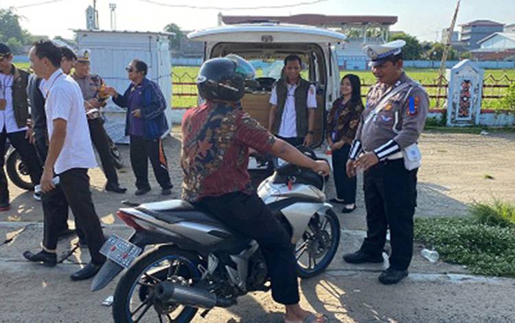 Satlantas Polres Seruyan Gelar Razia dan Sosialisasi Kesadaran Pajak Kendaraan Bermotor