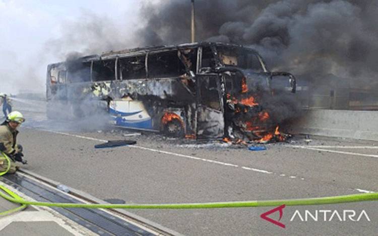 Sebuah Bus Pariwisata Hangus Terbakar