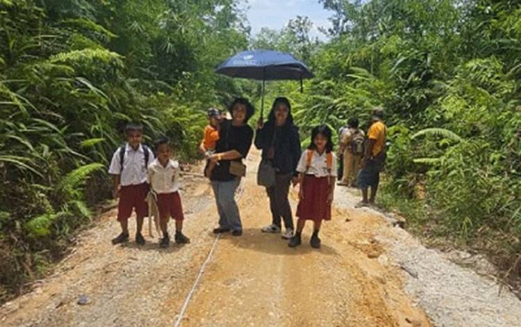 DPRD Gunung Mas Ini Tangani Jalan Lingkungan Desa Demi Permudah Anak Sekolah