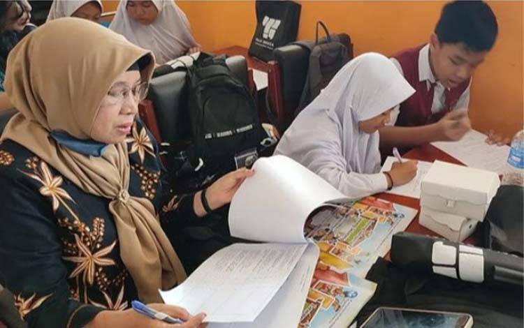 Uji Keterbacaan Cerita Dwibahasa di Barito Utara