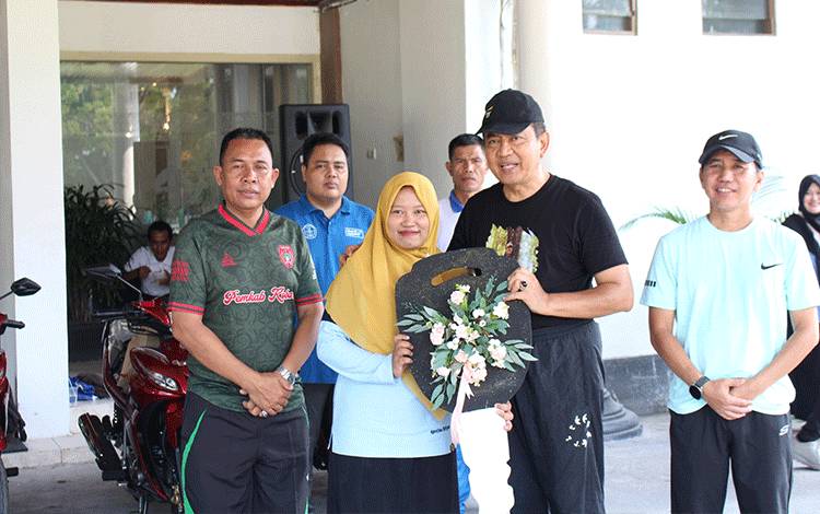 Pj Bupati Kobar Serahkan Kendaraan Bermotor kepada Pengawas dan Kepala Sekolah