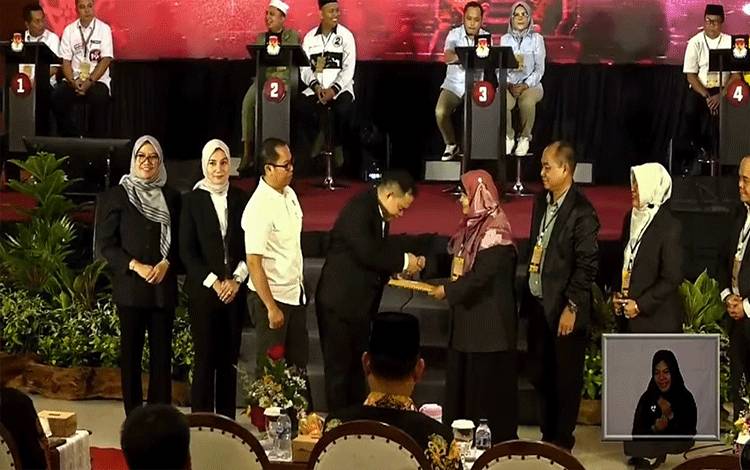 5 Paslon Bupati dan Wakil Bupati Kapuas Hadiri Debat Publik Pertama