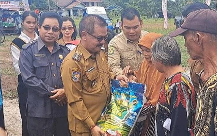 Pemkab Gunung Mas Serahkan Batuan Sembako kepada Lansia dan Disabilitas