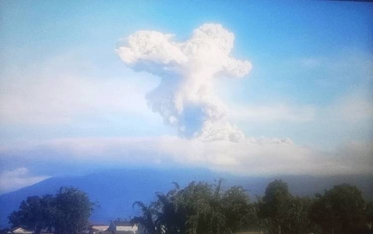 Gunung Marapi Sumbar Erupsi Setinggi 1.000 Meter Diiringi Dentuman