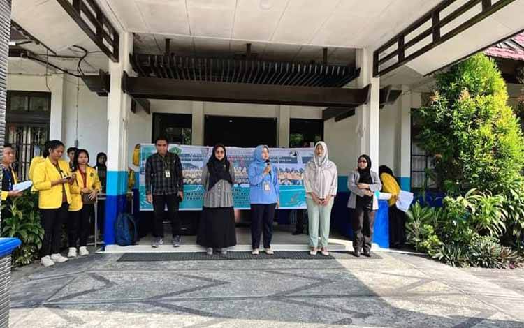 Wakil Dekan 1 FKIP UPR, Dr Eli Karliani, secara resmi melepas kegiatan Penyuluhan Bahasa dan Sastra Indonesia yang akan dilaksanakan di SMPN 5 Katingan Hilir. (FOTO: Istimewa)