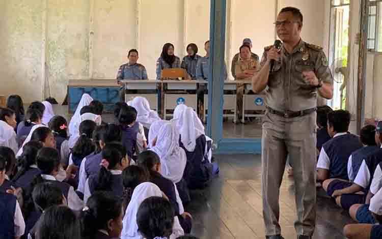 Satpol PP dan Damkar Kapuas Sosialisasikan Pencegahan Kenakalan Remaja di SMPN 1 Basarang