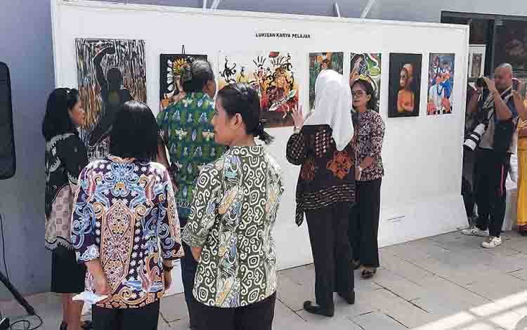 Disbudpar Kalteng Gelar Pameran Seni Rupa dengan Tema Nuansa Warna di Tanah Borneo