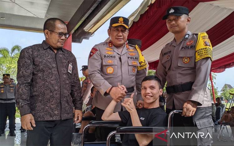Polda Kalteng-Kemensos RI Bekerja Sama Salurkan 30 Kursi Roda Gratis