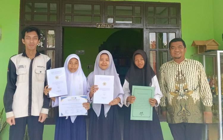 Tim Siswa SMP Sumbermas Sarana Juara 3 Lomba Karya Tulis Ilmiah Gebyar Biology 2024