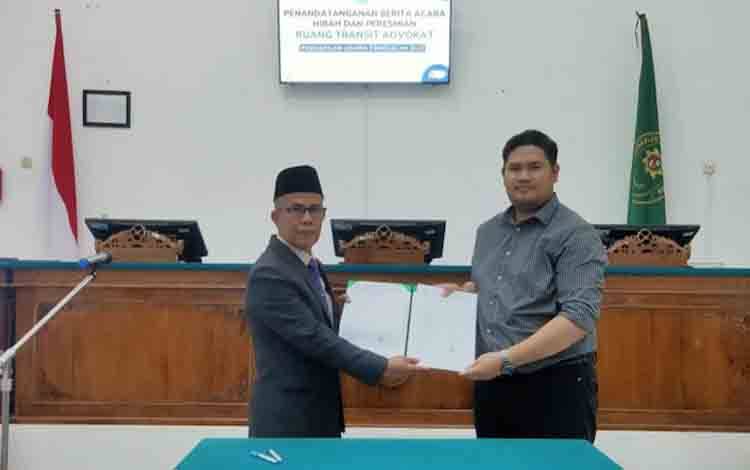 Advokat di PA Pangkalan Bun Terima Hibah Ruang Transit