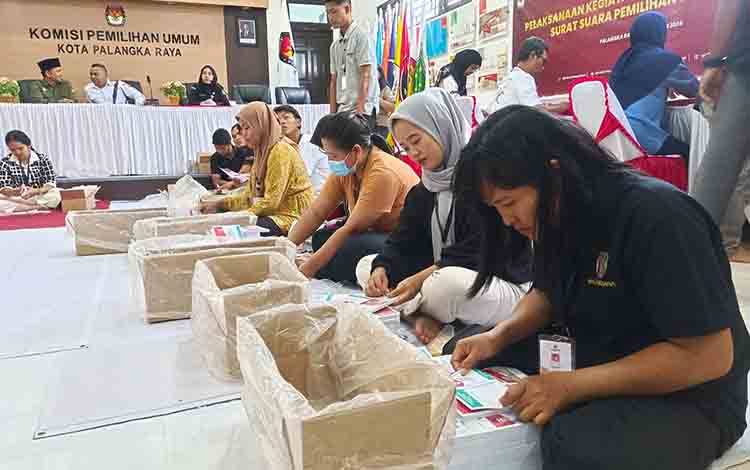 KPU Palangka Raya Mulai Lipat Surat Suara Pilkada 2024, Libatkan 30 Petugas Termasuk Disabilitas