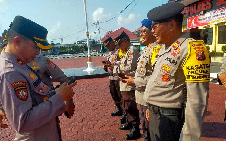 Perangi Judi Online, Handphone Personel Polres Seruyan di Periksa