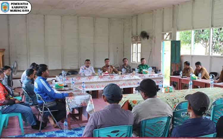 Pj Bupati Murung Raya Pantau Pemasangan Tiang Listrik di Desa Hingan Tokung