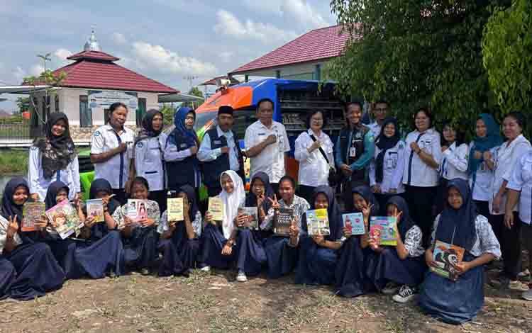 Disarpustaka Kapuas Tingkatkan Literasi Lewat Mobil Perpustakaan Keliling