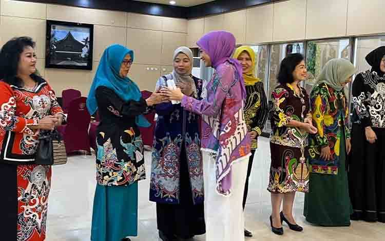 Pj Ketua TP PKK Kapuas Ikuti Kegiatan Peningkatan Desain Kriya dan Wastra Kalteng