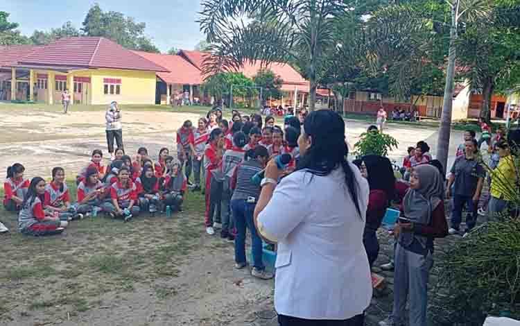 Dinas Kesehatan Bagikan Tablet Tambah Darah di SMKN 2 Tamiang Layang