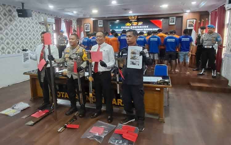 Polres Kobar Tangkap 31 Penjarah Buah Sawit