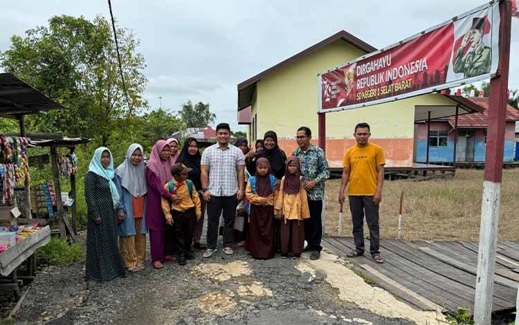 Ketua Komisi IV DPRD Kapuas Tinjau Akses Jalan Rusak dan Fasilitas Pendidikan di Selat Barat