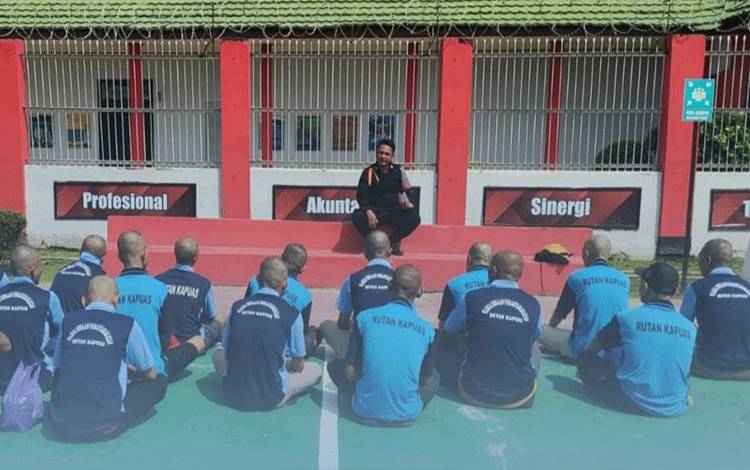 Komandan Jaga Rutan Kapuas Berikan Arahan Kepada Warga Binaan Baru