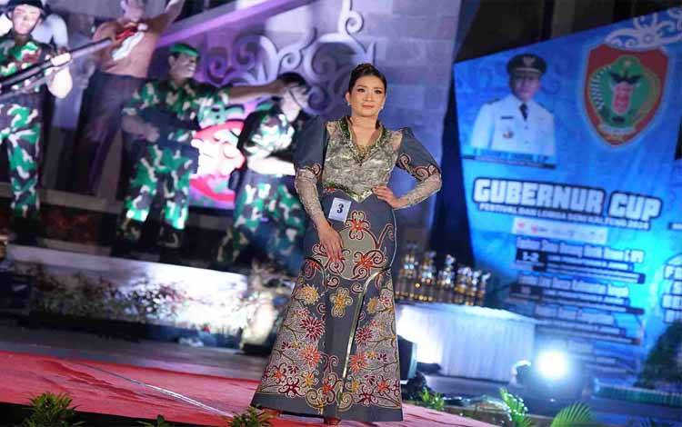 Kasi Pengaduan UPT PPA DP3APPKB Kalteng Juara 1 Lomba Fashion Show Benang Bintik Tingkat SOPD