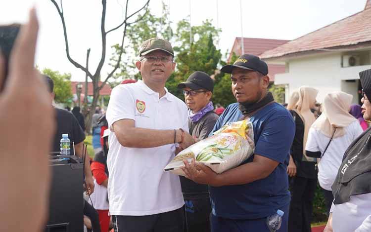 Pemprov Kalteng Bagikan 500 Paket Sembako Gratis untuk Pelaku UMKM