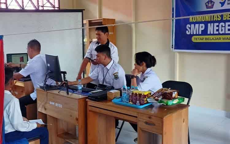 Dukcapil Kapuas Jemput Bola Pembuatan KIA di SMPN 5 Selat