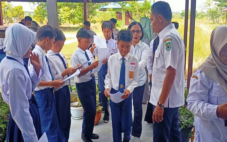 Pelajar SMPN 5 Selat Antusias Sambut Layanan KIA dari Disdukcapil Kapuas