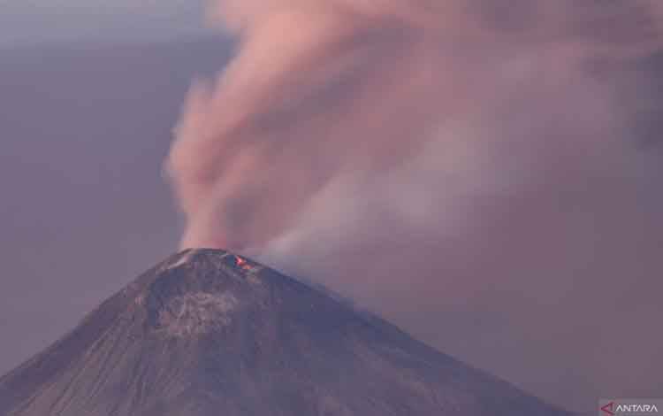 Badan Geologi Identifikasi Pergerakan Tanah di Puncak Gunung Lewotobi