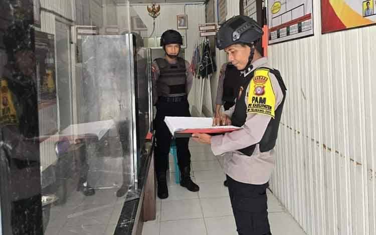 Personel Polres Kapuas Optimalkan Pengamanan Jaga Situasi Sekitar Kantor KPU