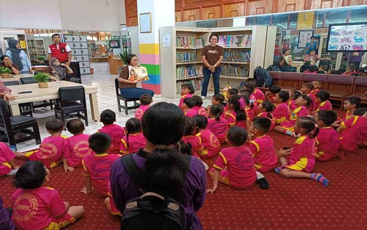 Anak TK Duhung Kunjungi Perpustakaan untuk Belajar dan Bermain