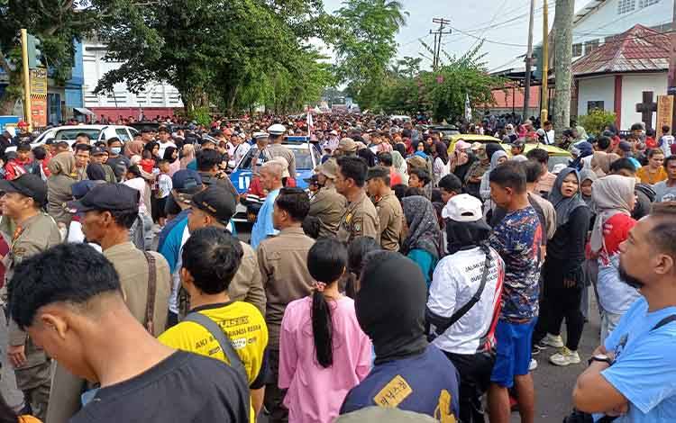 Antusias Ribuan Masyarakat Ikuti Jalan Sehat Hari Pahlawan Berkah di Sampit Nampak Sejak Subuh