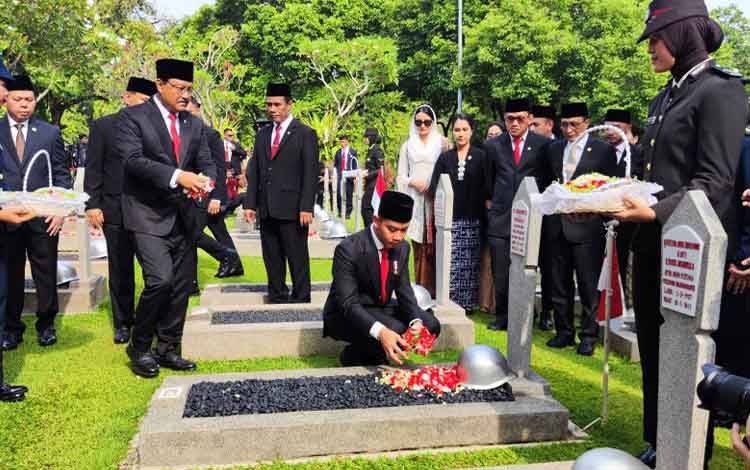 Wapres Pimpin Upacara Peringatan Hari Pahlawan di Kalibata