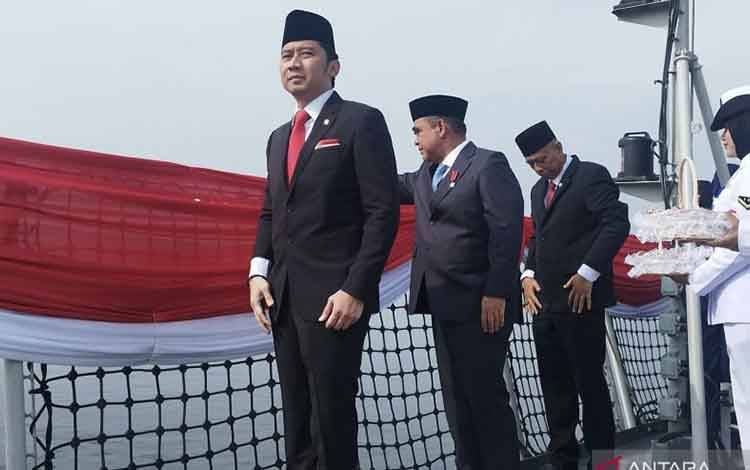 Ketua MPR Tabur Bunga ke Laut dari Kapal TNI Peringati Hari Pahlawan