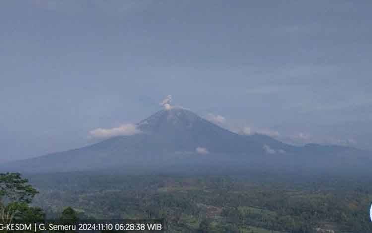 Gunung Semeru Delapan Kali Erupsi Disertai Letusan hingga 700 Meter