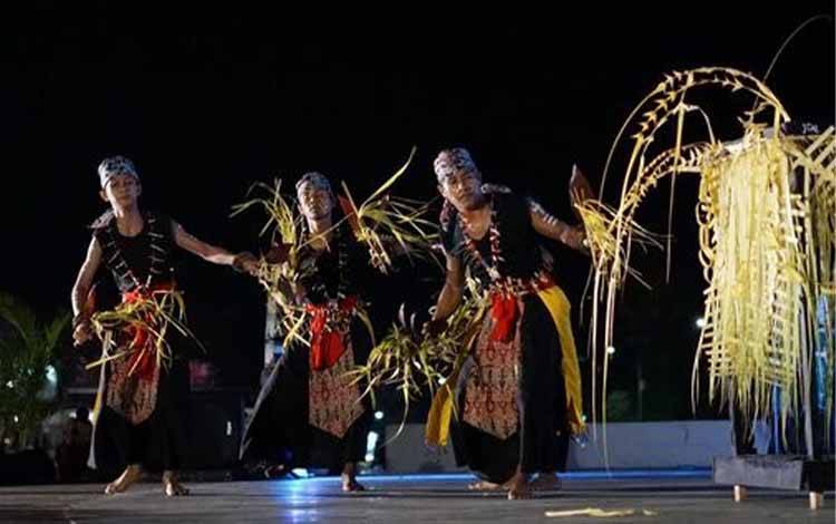 Gelar Seni Budaya Kalteng di Bundaran Besar Disambut Antusias Masyarakat dan Wisatawan
