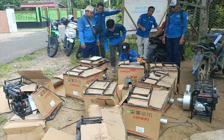 Diskan Seruyan Serahkan Bantuan Mesin Sedot Lumpur untuk Pembudidaya Ikan di Seruyan Hilir